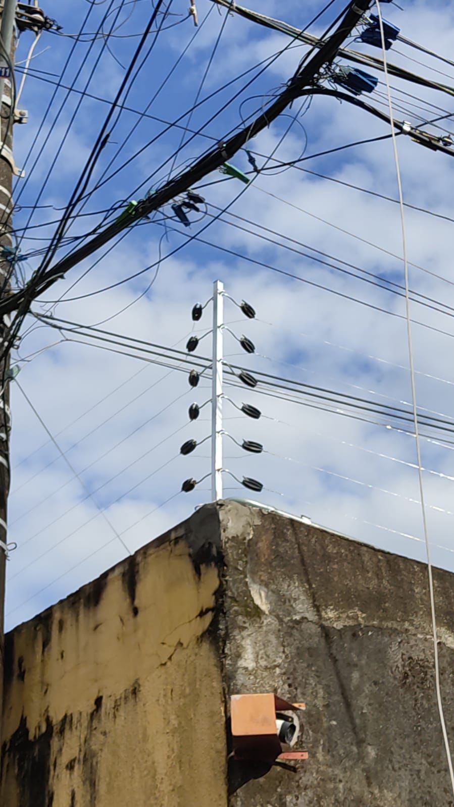 Cerca elétrica protegendo um imóvel